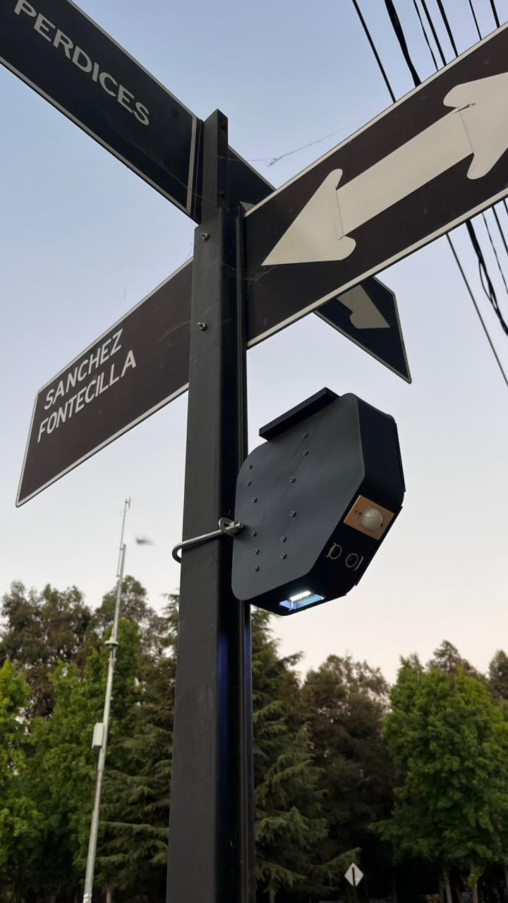 Sistema de Iluminación Inteligente para Espacios Públicos — Poste IoT con sensores y energía solar